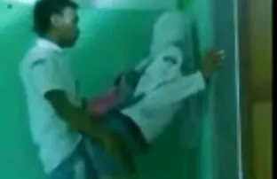 XXX مولاتو گاییدن کوس چاق با یک خروس بزرگ دختری روسی را لگد می زند