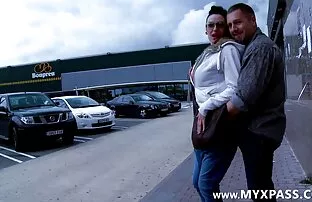 XXX عزیزم لاغر سکسبازنچاق در گربه کنار استخر لعنتی