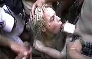 XXX مرد طاس کلاه خود را با زبانش عکس های سکسی زن های چاق لگد می زند و زن مبتلا به سرطان را نفرین می کند