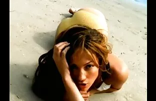 XXX دختری با شورت در دهانش در اتاق خواب لعنتی می سكس زنان جاق شود