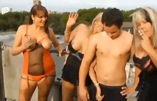 XXX دانشجویان روسی در یک زنان سکسی چاق مهمانی پرداخت می کنند