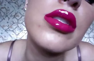 XXX ورزش با یک دست و یک گربه سکس زنان مسن چاق با یک اسباب بازی یک نقطه را سوراخ کرد