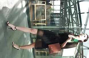 XXX جوجه 18 ساله زبان یک دوست سکس زنان چاق با حیوانات معروف را به زبان آورد