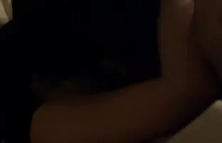 XXX جوجه پاها و لب های خود را دراز می کند و در بیدمشک خود یک پیرزنسکسی دستگاه جنسی به او می دهد